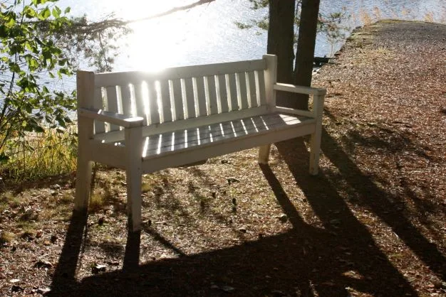 Levähdyspaikka aurinkoisella rannalla
